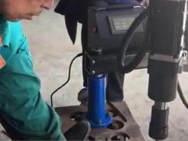 攻絲機工作視頻